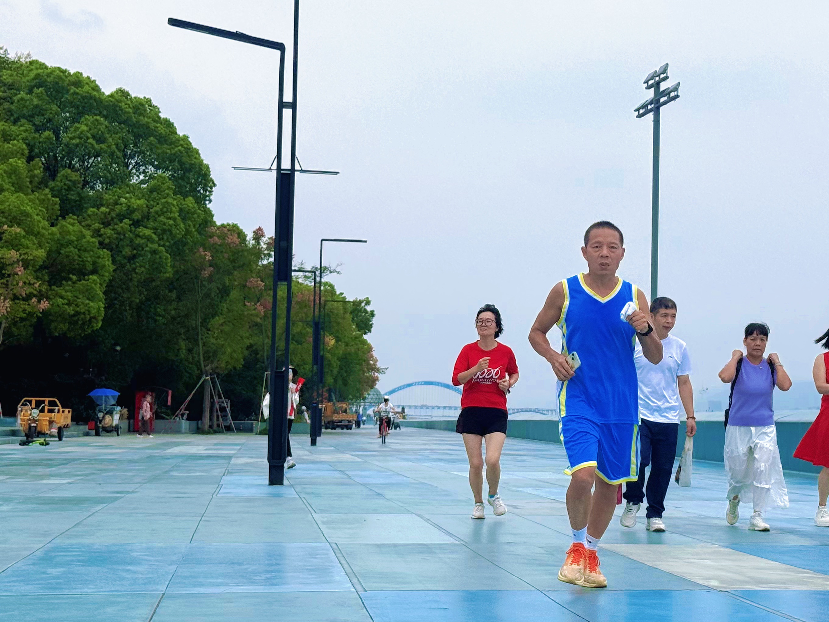 1791954691330830.jpg 江边健康跑2.jpg